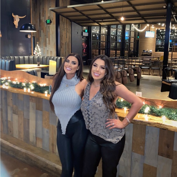 I’m Mo :) -Expect a little bit of everything here. FashionBeautyHomeFitnessDecor - Picture 2 of 16